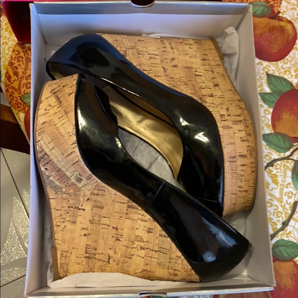 Black Shoedazzle wedges
